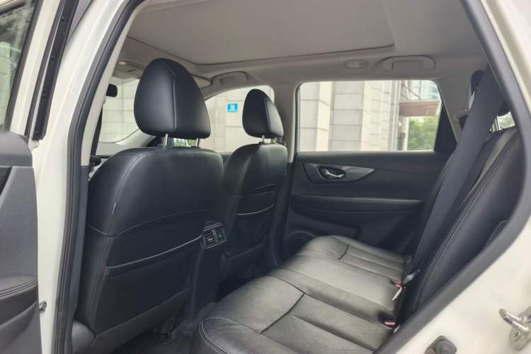 Used Nissan X-Trail 2016 2.5L CVT Sport Edition 4WD Interior 3