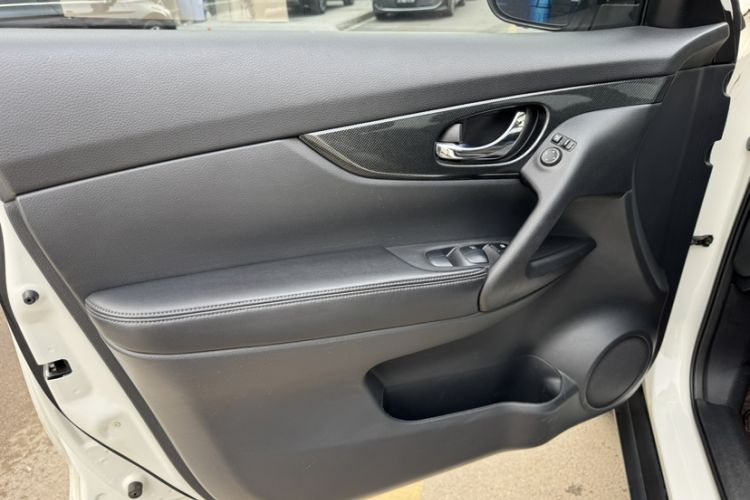 Used Nissan X-Trail 2016 2.5L CVT Sport Edition 4WD Interior 3
