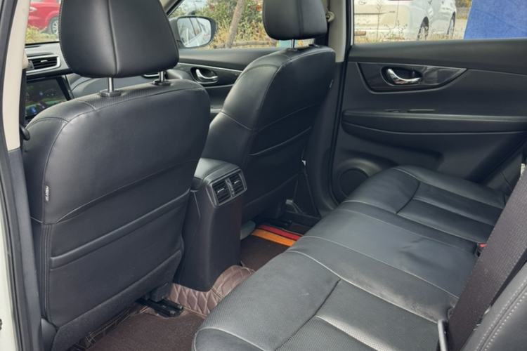 Used Nissan X-Trail 2016 2.5L CVT Sport Edition 4WD Interior 4