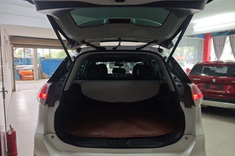 Used Nissan X-Trail 2016 2.5L CVT Sport Edition 4WD Interior 6