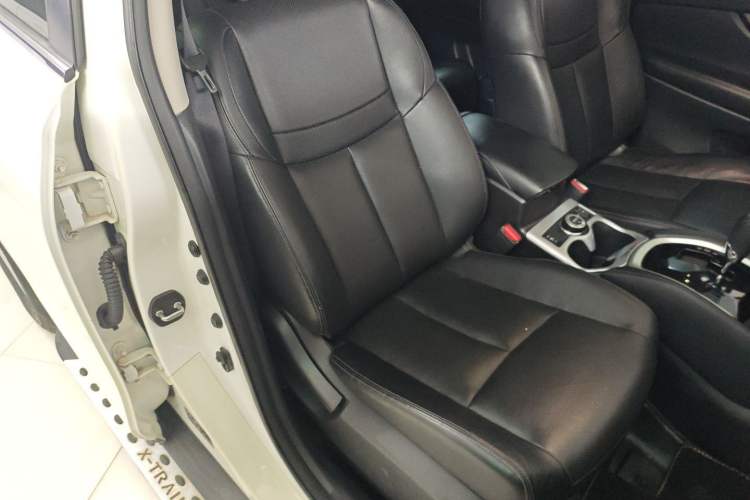 Used Nissan X-Trail 2016 2.5L CVT Sport Edition 4WD Interior 8