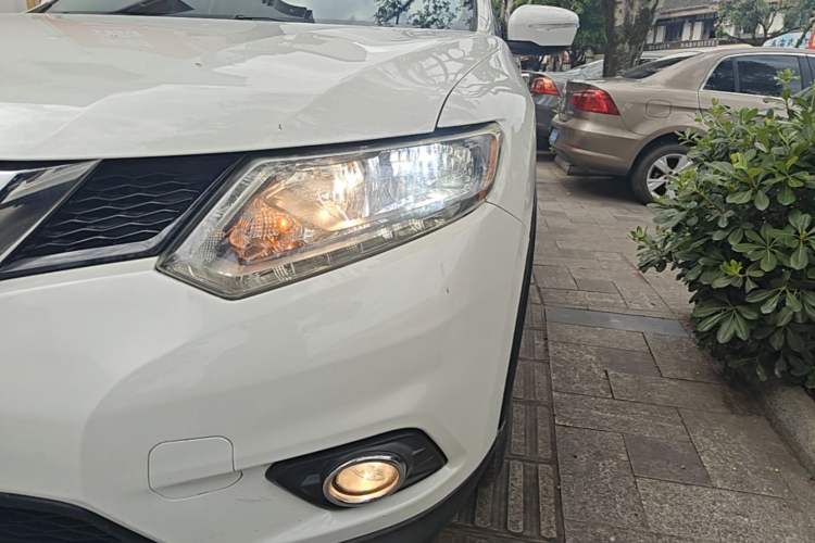 Used Nissan X-Trail 2016 2.0L CVT Smart Enjoyment Version 4WD Left Front Headlight