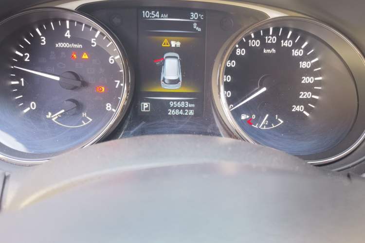 Used Nissan X-Trail 2016 2.5L CVT Sport Edition 4WD Odometer Close Up