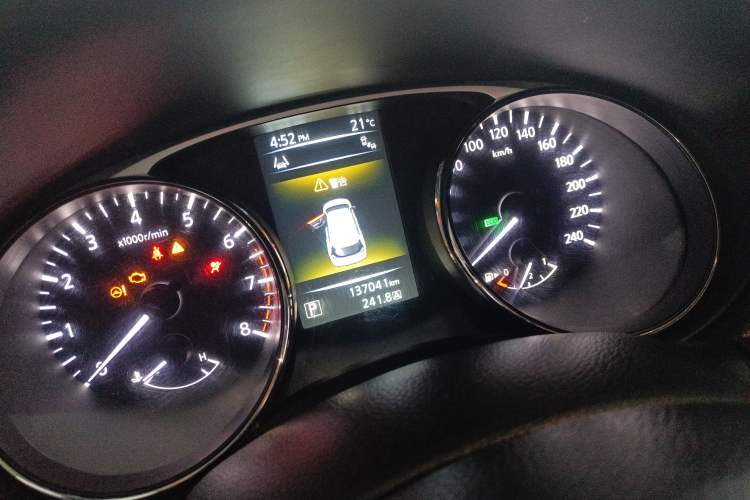 Used Nissan X-Trail 2016 2.5L CVT Sport Edition 4WD Odometer Close Up