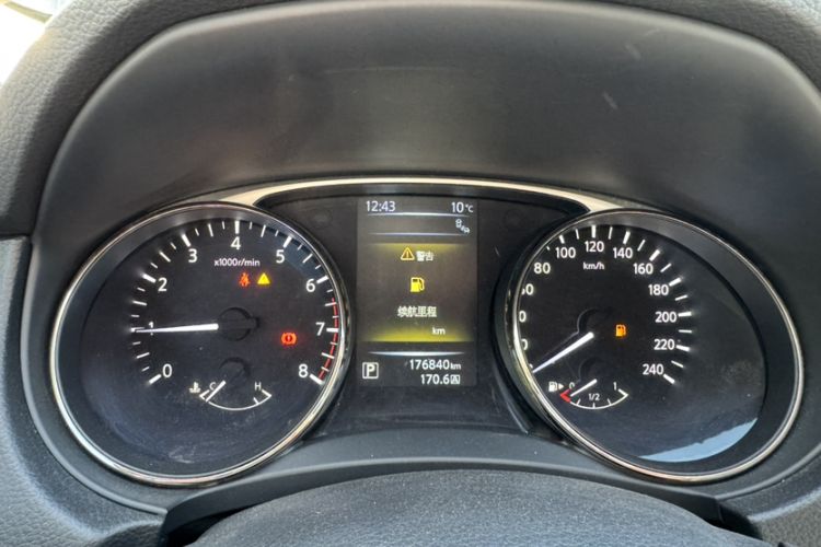 Used Nissan X-Trail 2016 2.5L CVT Sport Edition 4WD Odometer Close Up