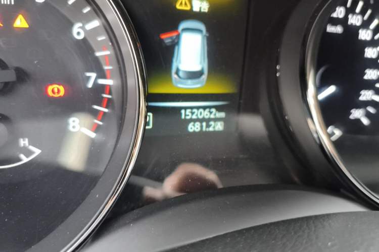 Used Nissan X-Trail 2016 2.5L CVT Sport Edition 4WD Odometer Close Up