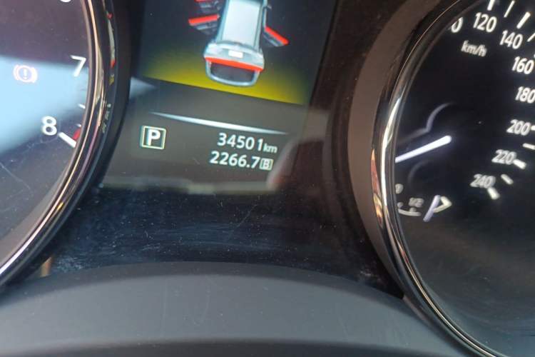 Used Nissan X-Trail 2016 2.0L CVT Smart Enjoyment Version 4WD Odometer Close Up