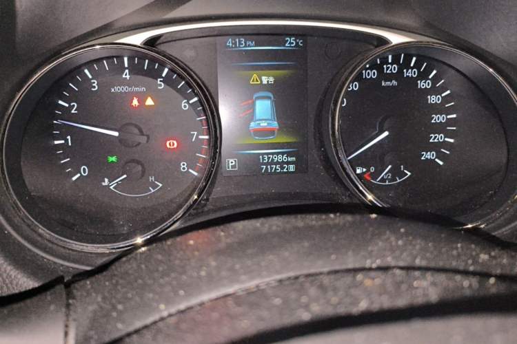 Used Nissan X-Trail 2016 2.5L CVT Sport Edition 4WD Odometer Close Up