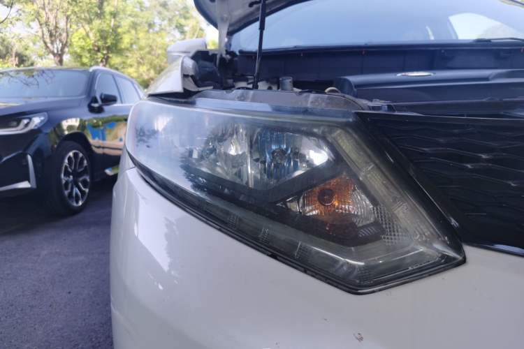 Used Nissan X-Trail 2016 2.0L CVT Smart Enjoyment Version 4WD Right Front Headlight