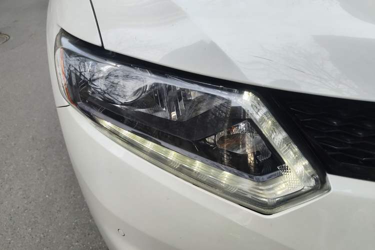 Used Nissan X-Trail 2016 2.0L CVT Smart Enjoyment Version 4WD Right Front Headlight