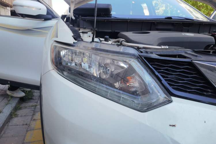 Used Nissan X-Trail 2016 2.5L CVT Sport Edition 4WD Right Front Headlight