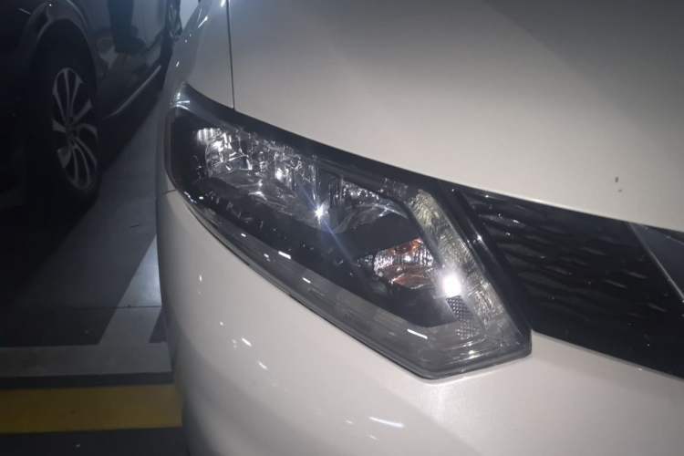 Used Nissan X-Trail 2016 2.5L CVT Sport Edition 4WD Right Front Headlight