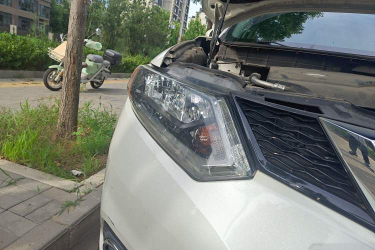 Used Nissan X-Trail 2016 2.0L CVT Smart Enjoyment Version 4WD Right Front Headlight