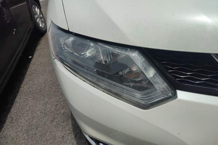 Used Nissan X-Trail 2016 2.0L CVT Smart Enjoyment Version 4WD Right Front Headlight