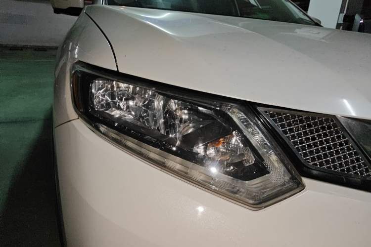 Used Nissan X-Trail 2016 2.0L CVT Smart Enjoyment Version 4WD Right Front Headlight