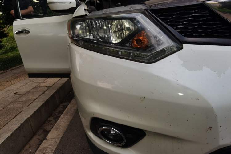 Used Nissan X-Trail 2016 2.0L CVT Smart Enjoyment Version 4WD Right Front Headlight