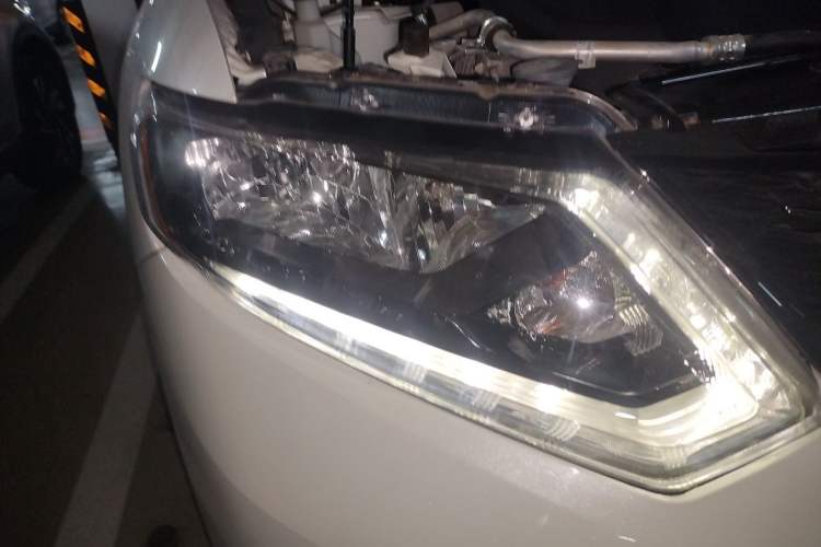Used Nissan X-Trail 2016 2.5L CVT Sport Edition 4WD Right Front Headlight