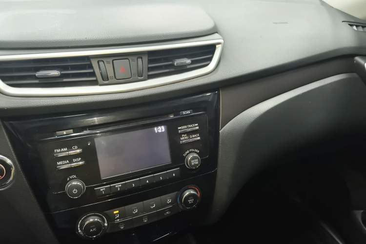 Used Nissan X-Trail 2016 2.0L CVT Smart Enjoyment Version 4WD Audio And AC Panel