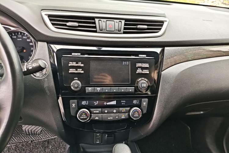 Used Nissan X-Trail 2016 2.5L CVT Sport Edition 4WD Audio And AC Panel