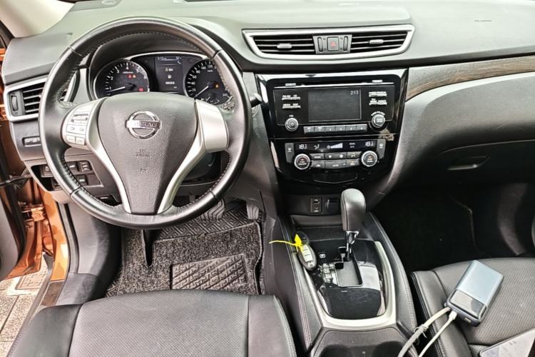 Used Nissan X-Trail 2016 2.5L CVT Sport Edition 4WD Center Console