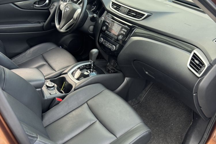 Used Nissan X-Trail 2016 2.5L CVT Sport Edition 4WD Interior 2