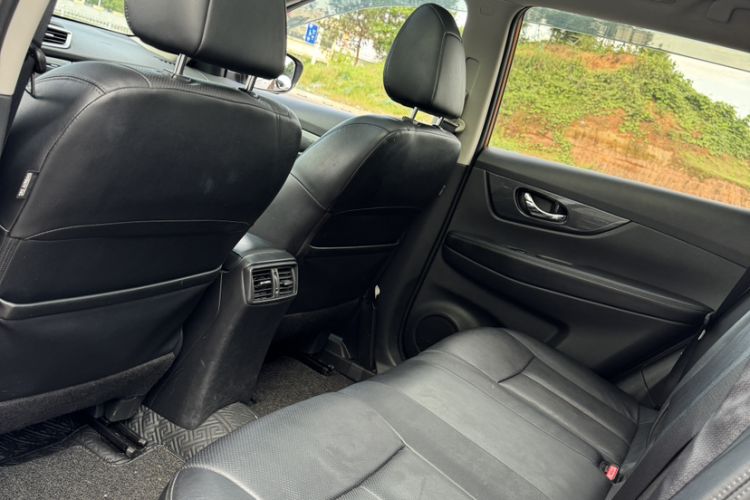 Used Nissan X-Trail 2016 2.5L CVT Sport Edition 4WD Interior 3
