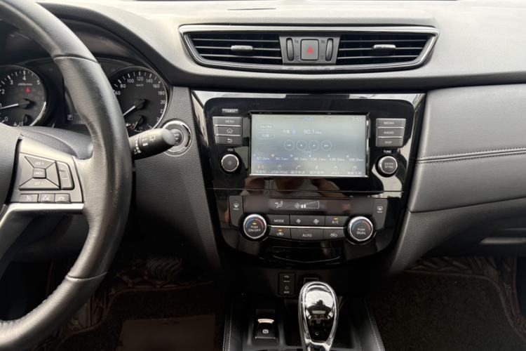 Used Nissan X-Trail 2017 2.5L CVT Luxury Edition 4WD Audio And AC Panel