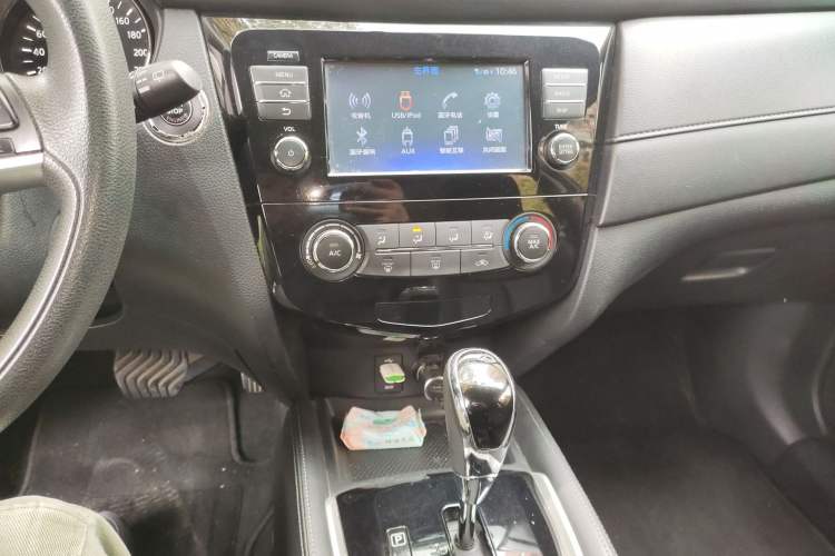 Used Nissan X-Trail 2017 2.0L CVT Comfort Edition 2WD Audio And AC Panel