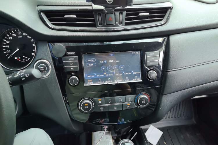 Used Nissan X-Trail 2017 2.0L CVT Comfort Edition 2WD Audio And AC Panel