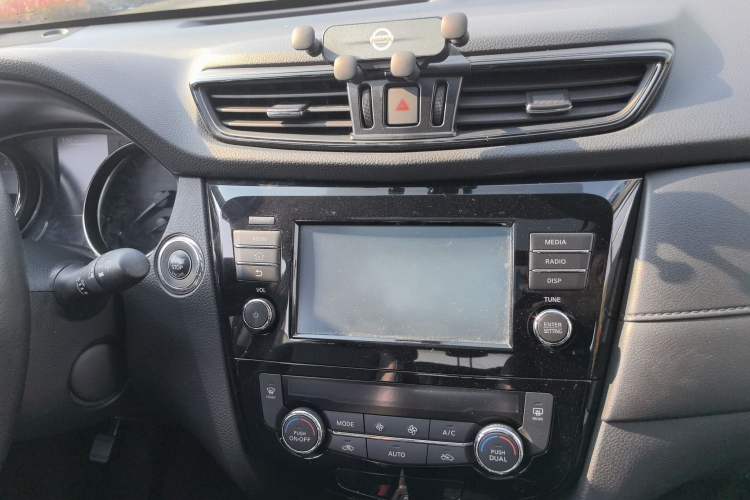 Used Nissan X-Trail 2017 2.0L CVT Smart Enjoyment Version 2WD Audio And AC Panel