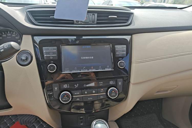 Used Nissan X-Trail 2017 2.5L CVT Leading Edition 4WD Audio And AC Panel