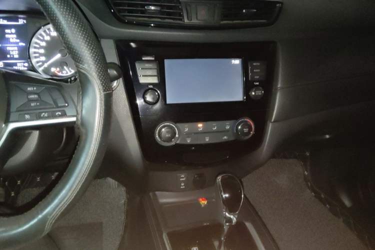 Used Nissan X-Trail 2017 2.0L CVT Comfort Edition 2WD Audio And AC Panel
