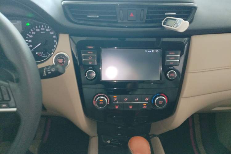 Used Nissan X-Trail 2017 2.0L CVT Comfort Edition 2WD Audio And AC Panel