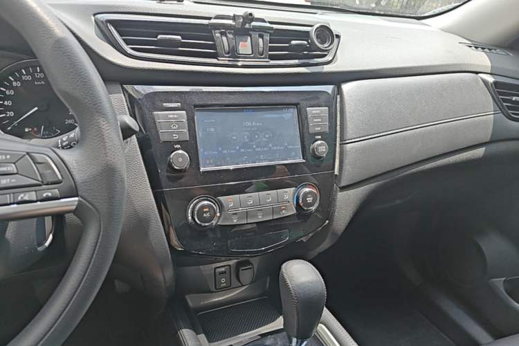 Used Nissan X-Trail 2017 2.0L CVT 7-Seater Comfort Edition 2WD Audio And AC Panel