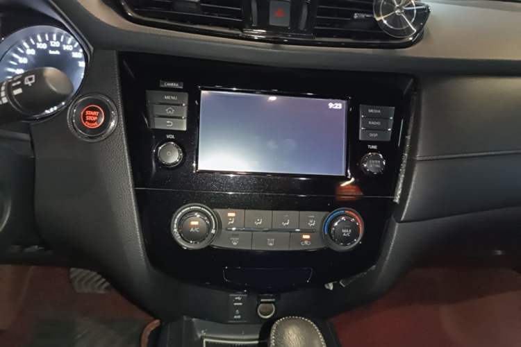 Used Nissan X-Trail 2017 2.0L CVT 7-Seater Comfort Edition 2WD Audio And AC Panel