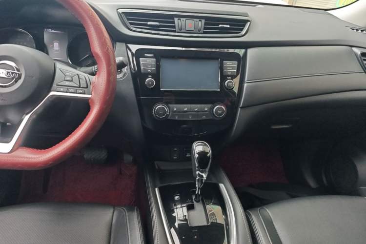 Used Nissan X-Trail 2017 2.0L CVT Comfort Edition 2WD Audio And AC Panel