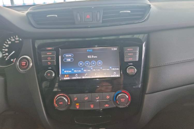 Used Nissan X-Trail 2017 2.0L CVT Comfort Edition 2WD Audio And AC Panel