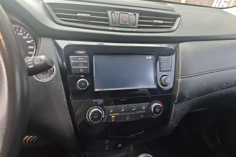 Used Nissan X-Trail 2017 2.0L CVT Comfort Edition 2WD Audio And AC Panel