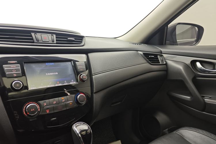 Used Nissan X-Trail 2017 2.0L CVT Comfort Edition 2WD Audio And AC Panel