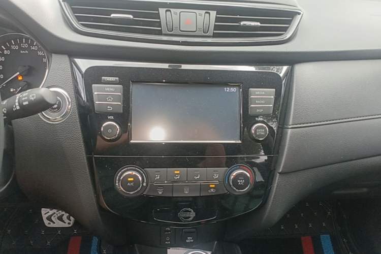 Used Nissan X-Trail 2017 2.0L CVT Comfort Edition 2WD Audio And AC Panel
