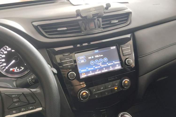Used Nissan X-Trail 2017 2.0L CVT Comfort Edition 2WD Audio And AC Panel