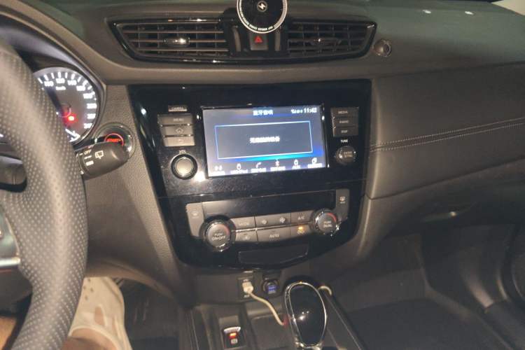 Used Nissan X-Trail 2017 2.5L CVT Luxury Edition 4WD Audio And AC Panel