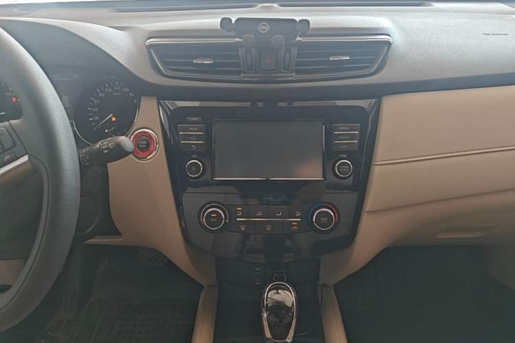 Used Nissan X-Trail 2017 2.0L CVT Comfort Edition 2WD Audio And AC Panel