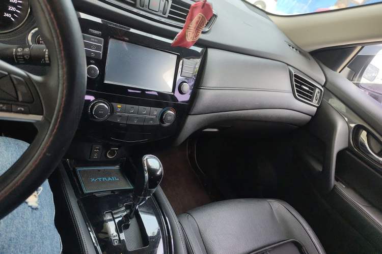 Used Nissan X-Trail 2017 2.0L CVT Comfort Edition 2WD Audio And AC Panel