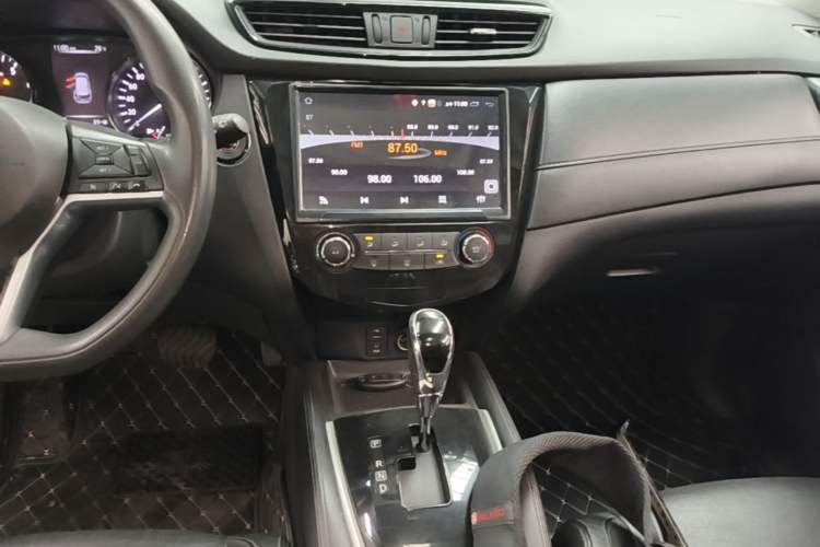Used Nissan X-Trail 2017 2.0L CVT Comfort Edition 2WD Audio And AC Panel