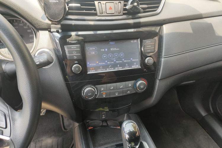 Used Nissan X-Trail 2017 2.0L CVT Comfort Edition 2WD Audio And AC Panel