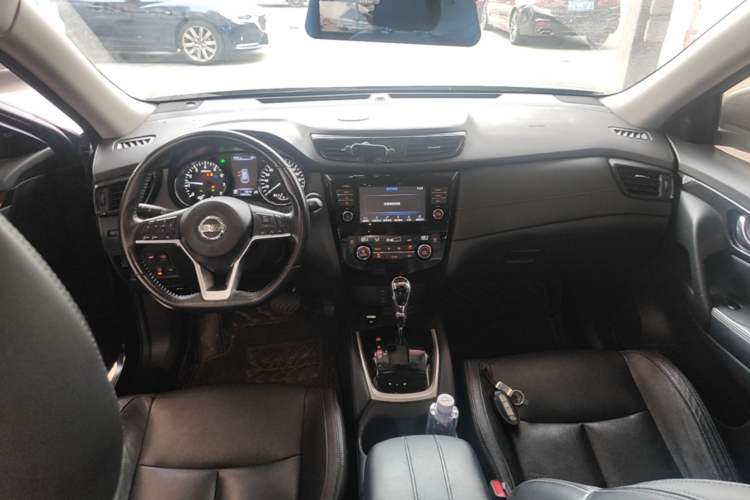 Used Nissan X-Trail 2017 2.5L CVT Luxury Edition 4WD Center Console