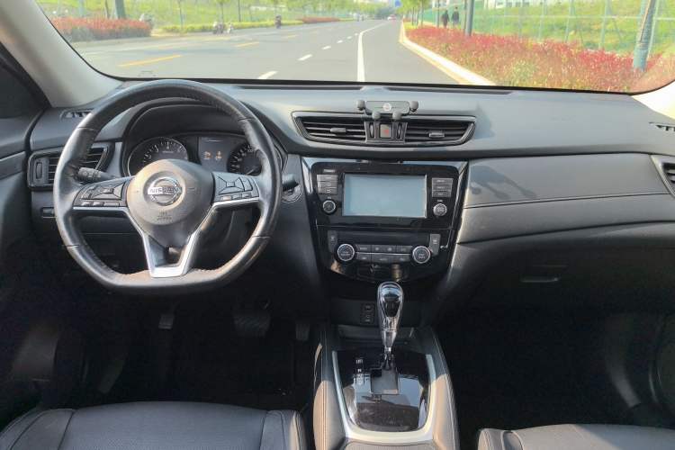 Used Nissan X-Trail 2017 2.0L CVT Smart Enjoyment Version 2WD Center Console