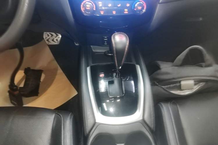 Used Nissan X-Trail 2017 2.0L CVT Comfort Edition 2WD Gear Lever