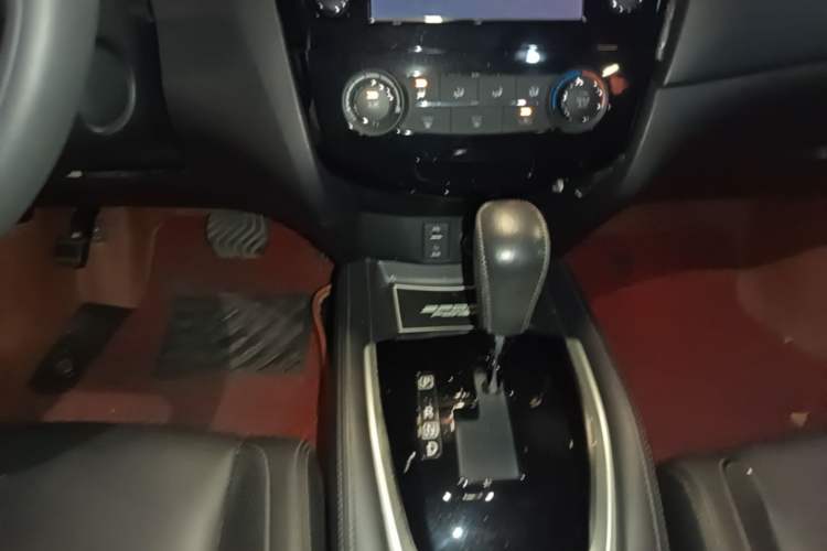 Used Nissan X-Trail 2017 2.0L CVT 7-Seater Comfort Edition 2WD Gear Lever